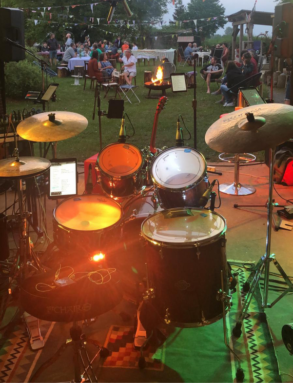 Drums auf der Bühne mit Publikum im Hintergrund